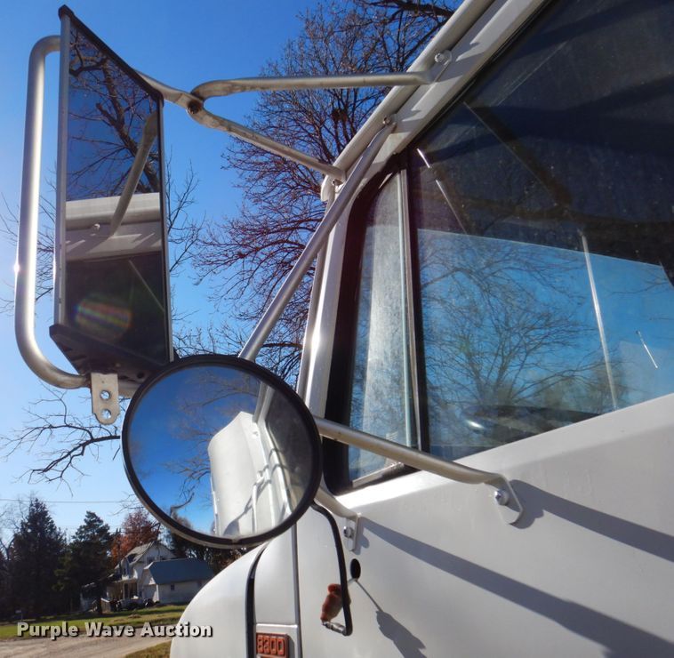 image for item DK8686 1988 International 8300  semi truck