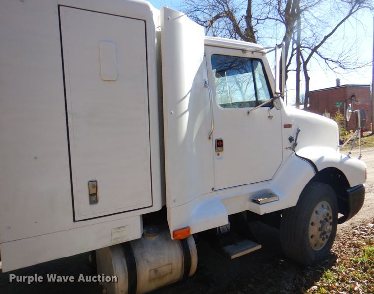 image for item DK8686 1988 International 8300  semi truck