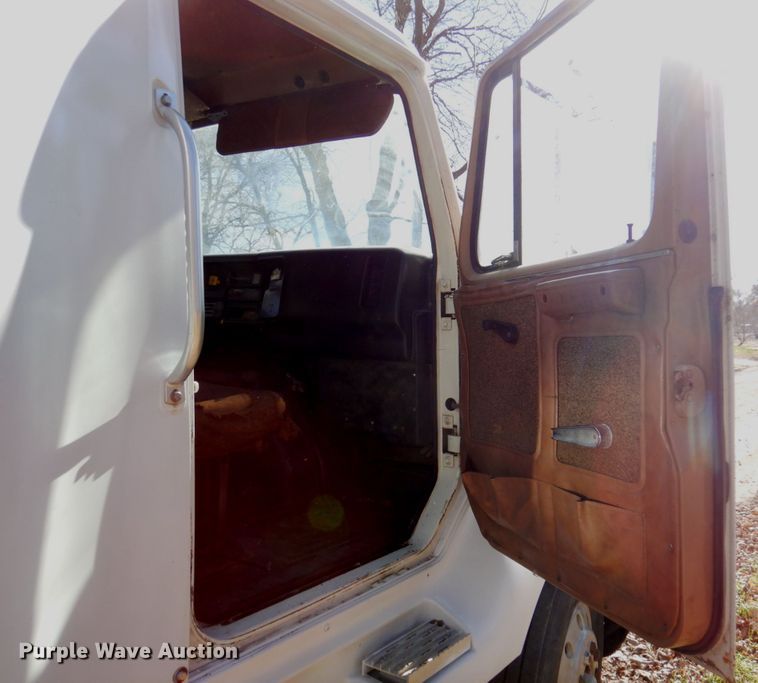 image for item DK8686 1988 International 8300  semi truck