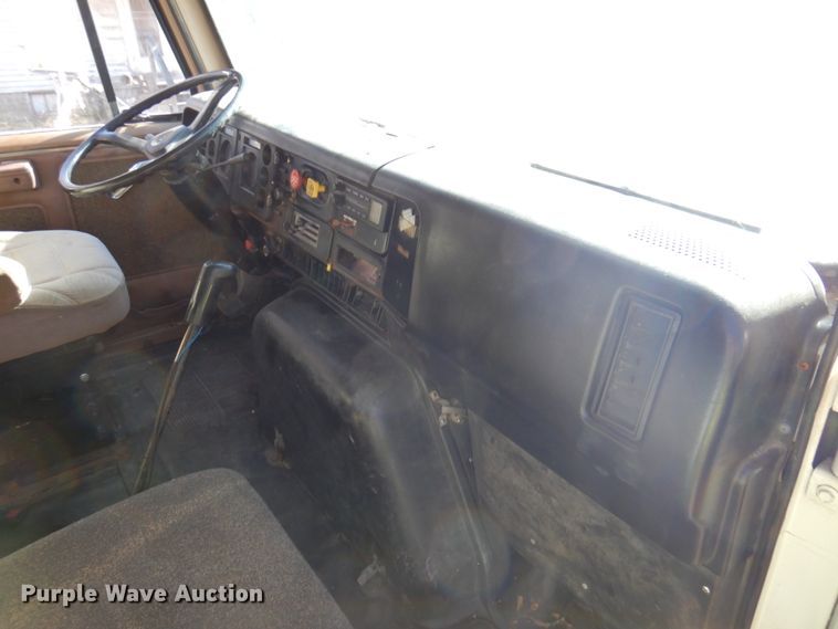 image for item DK8686 1988 International 8300  semi truck