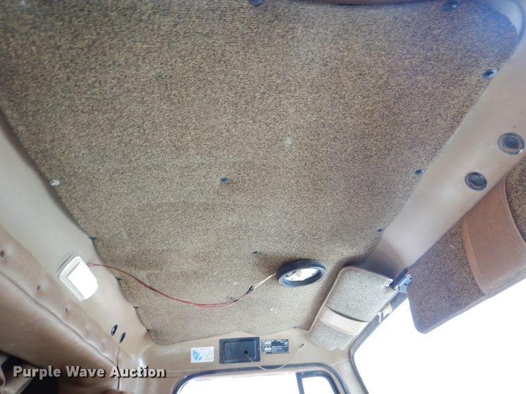 image for item DK8686 1988 International 8300  semi truck