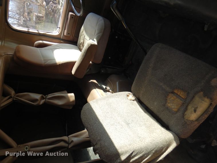 image for item DK8686 1988 International 8300  semi truck