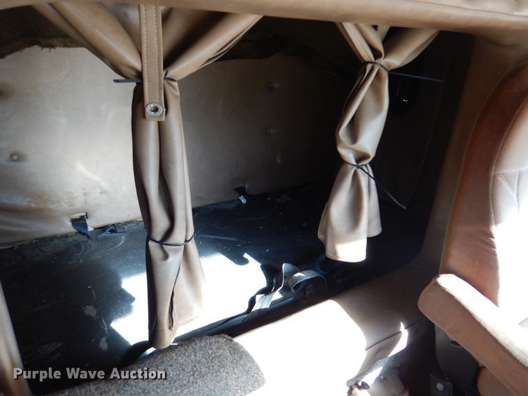 image for item DK8686 1988 International 8300  semi truck