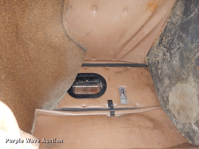 image for item DK8686 1988 International 8300  semi truck