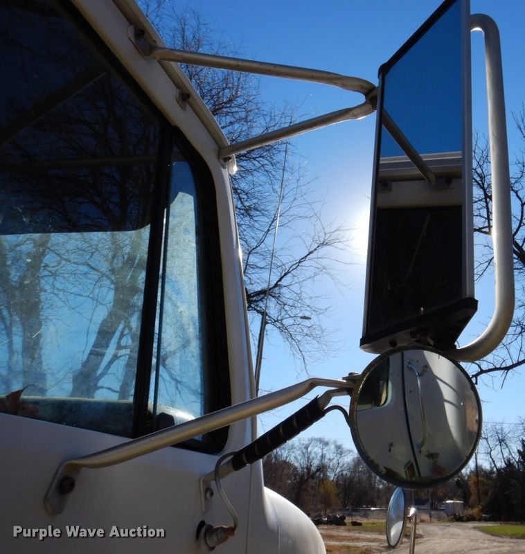 image for item DK8686 1988 International 8300  semi truck