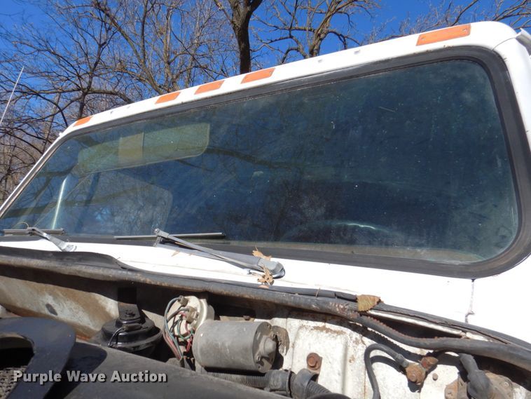 image for item DK8686 1988 International 8300  semi truck