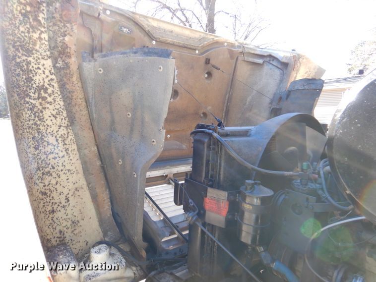 image for item DK8686 1988 International 8300  semi truck