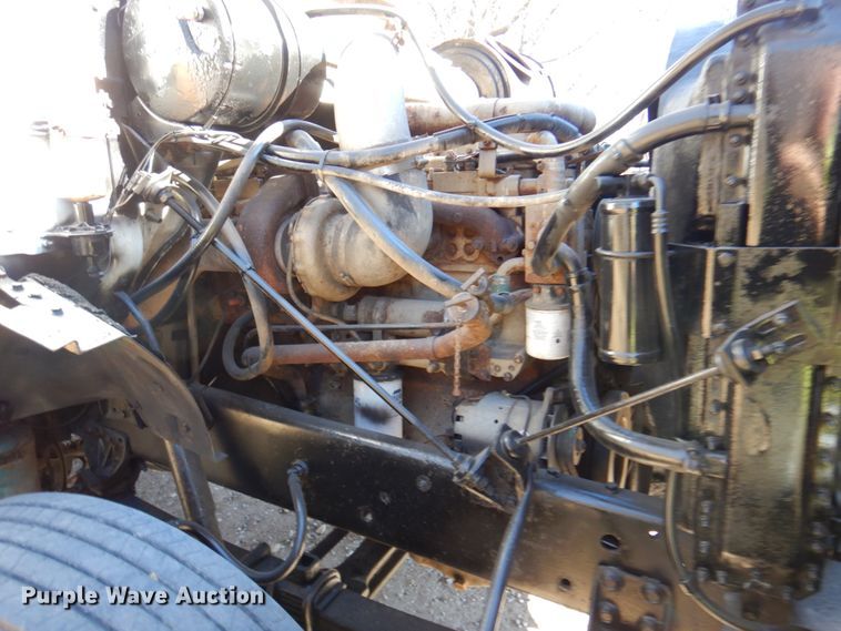 image for item DK8686 1988 International 8300  semi truck