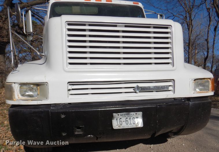 image for item DK8686 1988 International 8300  semi truck