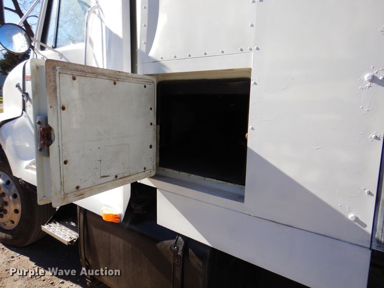 image for item DK8686 1988 International 8300  semi truck