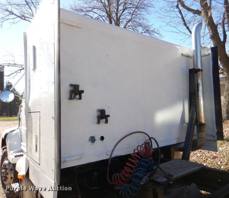 image for item DK8686 1988 International 8300  semi truck