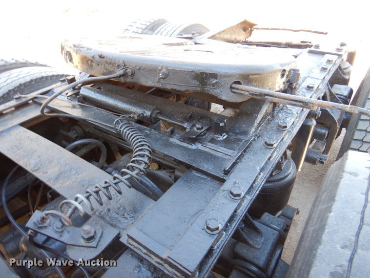 image for item DK8686 1988 International 8300  semi truck