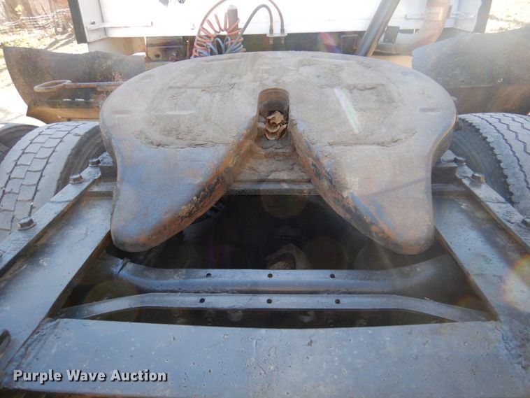 image for item DK8686 1988 International 8300  semi truck