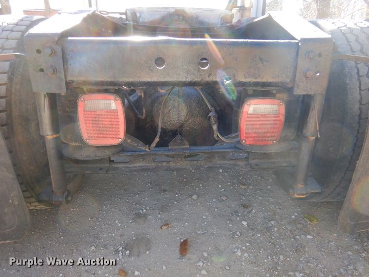 image for item DK8686 1988 International 8300  semi truck