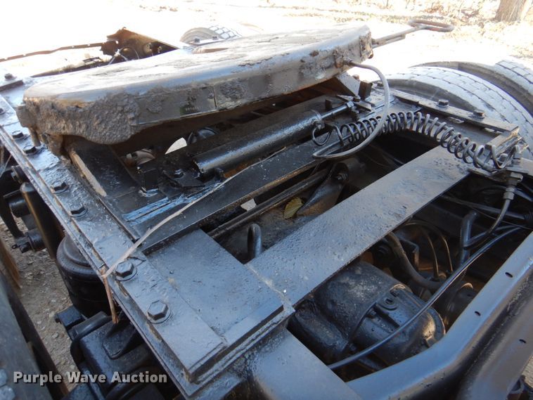 image for item DK8686 1988 International 8300  semi truck