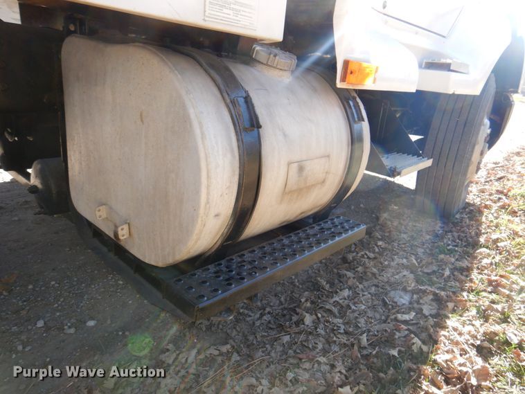 image for item DK8686 1988 International 8300  semi truck