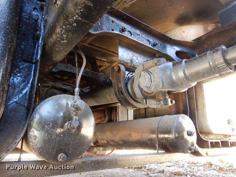 image for item DK8686 1988 International 8300  semi truck