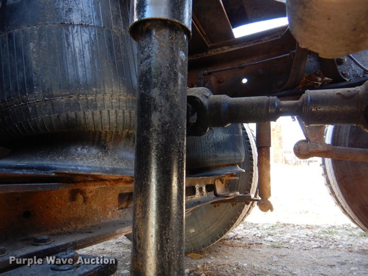 image for item DK8686 1988 International 8300  semi truck