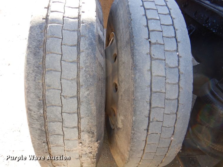 image for item DK8686 1988 International 8300  semi truck