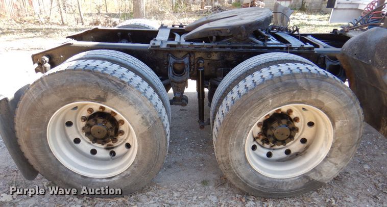 image for item DK8686 1988 International 8300  semi truck