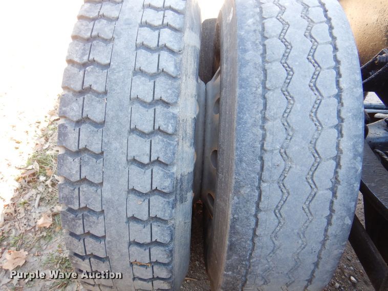 image for item DK8686 1988 International 8300  semi truck