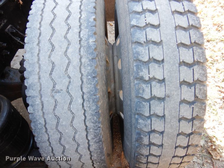 image for item DK8686 1988 International 8300  semi truck