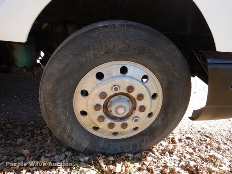 image for item DK8686 1988 International 8300  semi truck