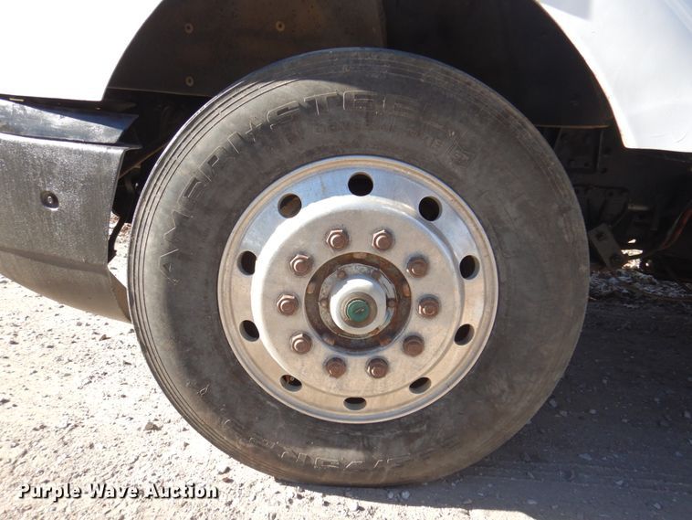 image for item DK8686 1988 International 8300  semi truck