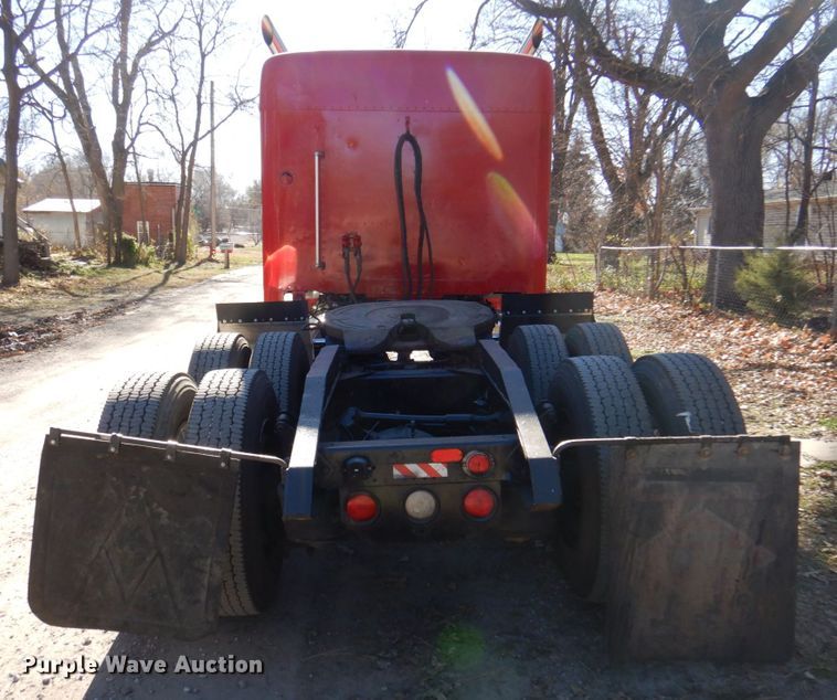 image for item DK8687 1996 Freightliner FLD120  semi truck