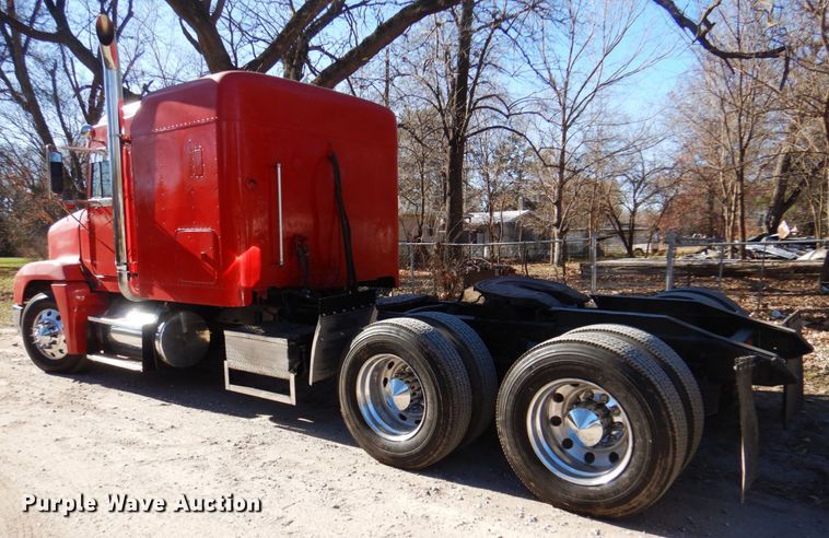 image for item DK8687 1996 Freightliner FLD120  semi truck