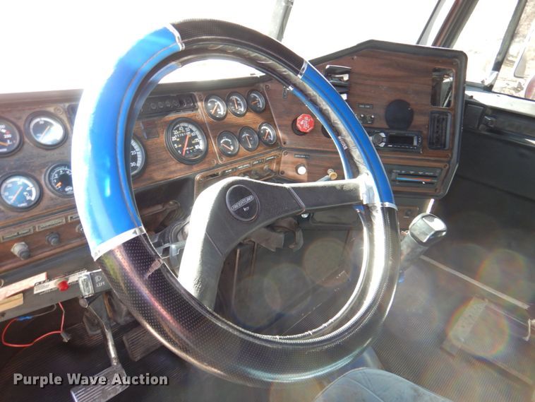 image for item DK8687 1996 Freightliner FLD120  semi truck