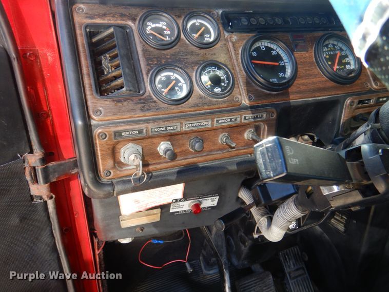 image for item DK8687 1996 Freightliner FLD120  semi truck