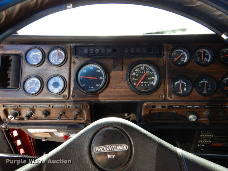 image for item DK8687 1996 Freightliner FLD120  semi truck