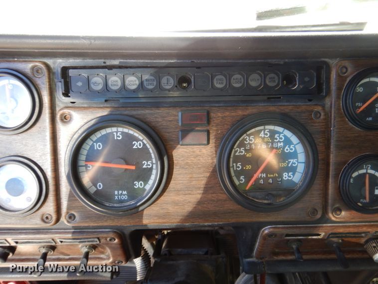 image for item DK8687 1996 Freightliner FLD120  semi truck