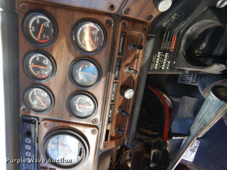 image for item DK8687 1996 Freightliner FLD120  semi truck