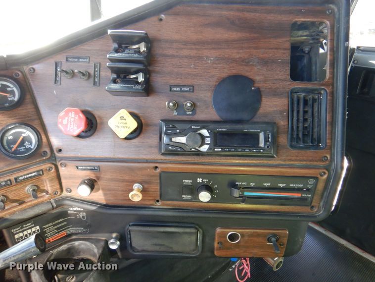 image for item DK8687 1996 Freightliner FLD120  semi truck