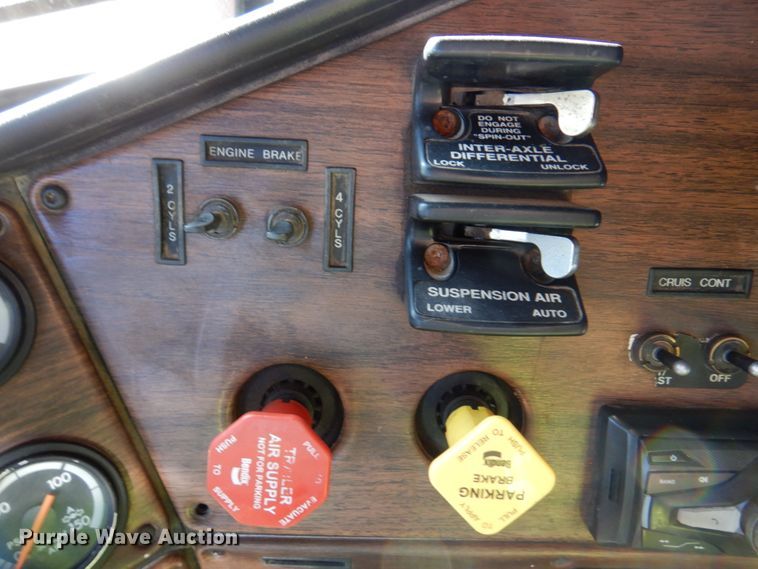 image for item DK8687 1996 Freightliner FLD120  semi truck