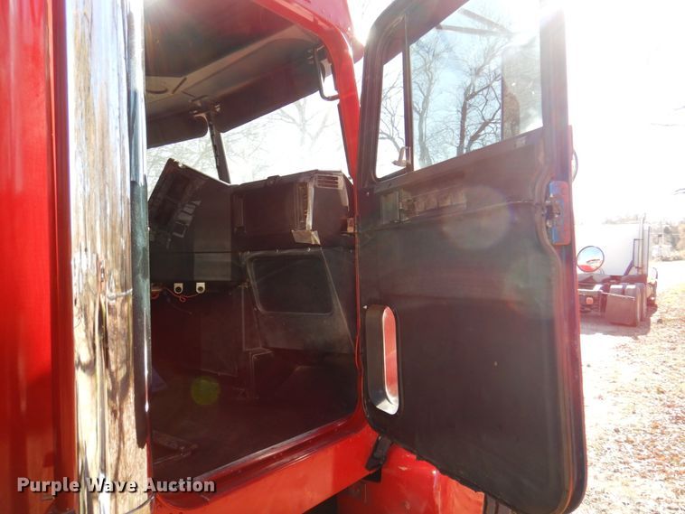 image for item DK8687 1996 Freightliner FLD120  semi truck