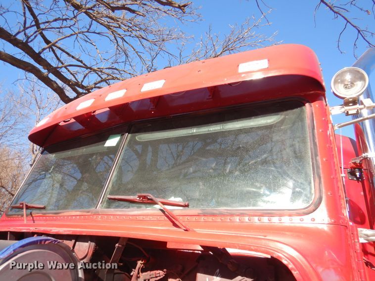 image for item DK8687 1996 Freightliner FLD120  semi truck