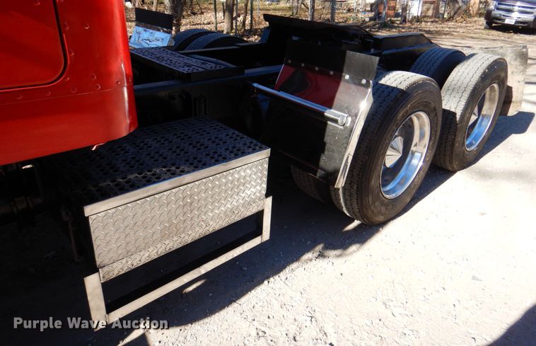 image for item DK8687 1996 Freightliner FLD120  semi truck