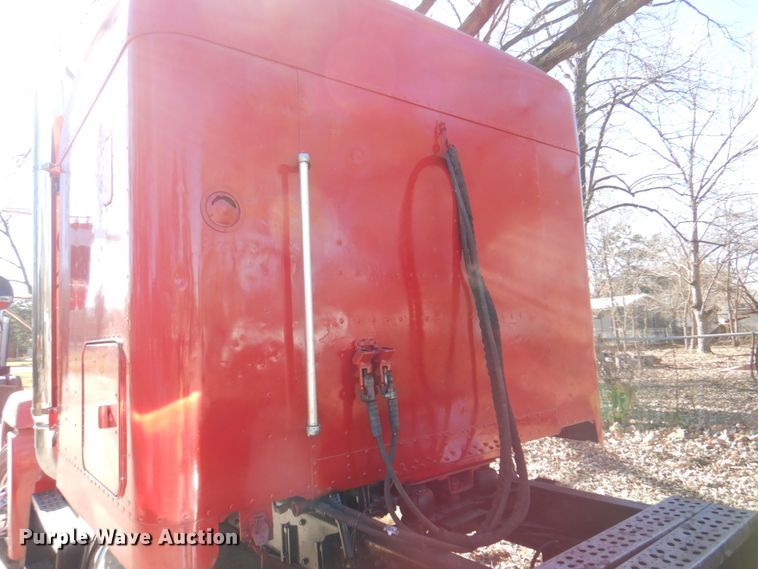 image for item DK8687 1996 Freightliner FLD120  semi truck