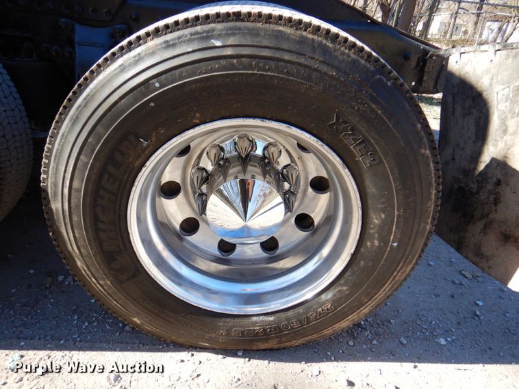 image for item DK8687 1996 Freightliner FLD120  semi truck