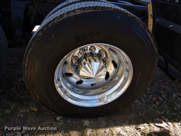 image for item DK8687 1996 Freightliner FLD120  semi truck