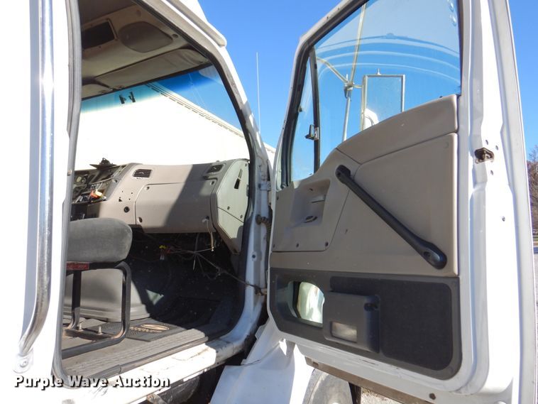 image for item DK8689 2004 Sterling AT9500  semi truck