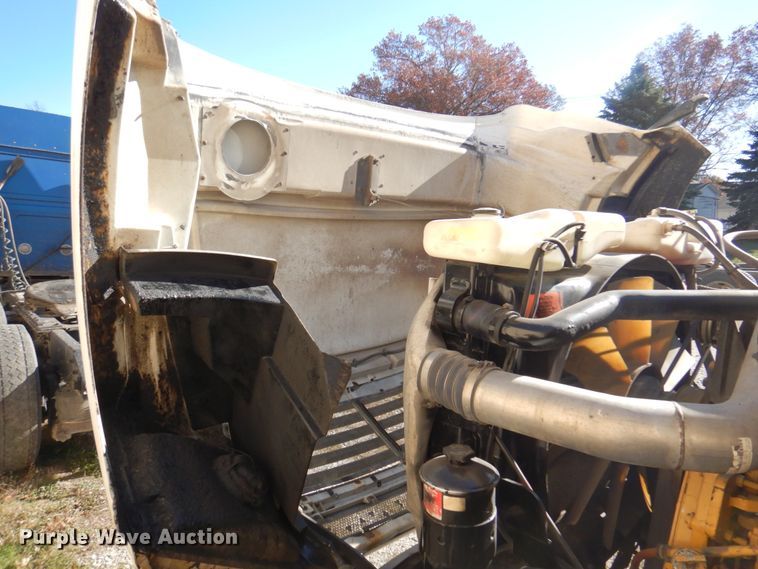 image for item DK8689 2004 Sterling AT9500  semi truck