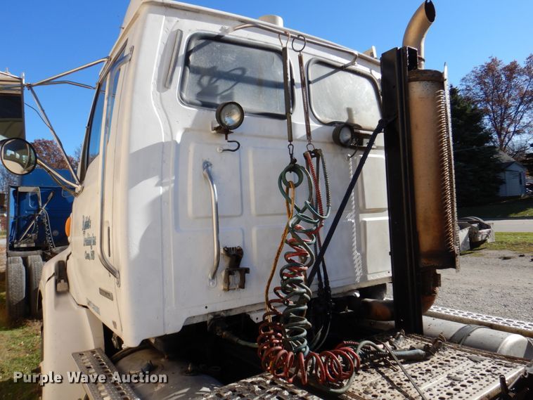 image for item DK8689 2004 Sterling AT9500  semi truck