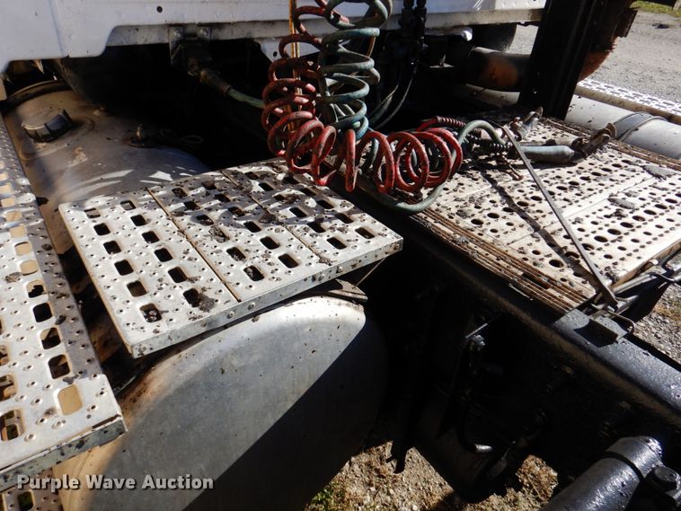 image for item DK8689 2004 Sterling AT9500  semi truck