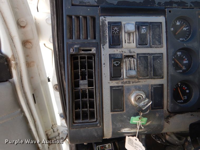 image for item DL3522 1996 Freightliner FL70  semi truck