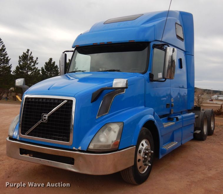 image for item DM5331 2013 Volvo VN  semi truck