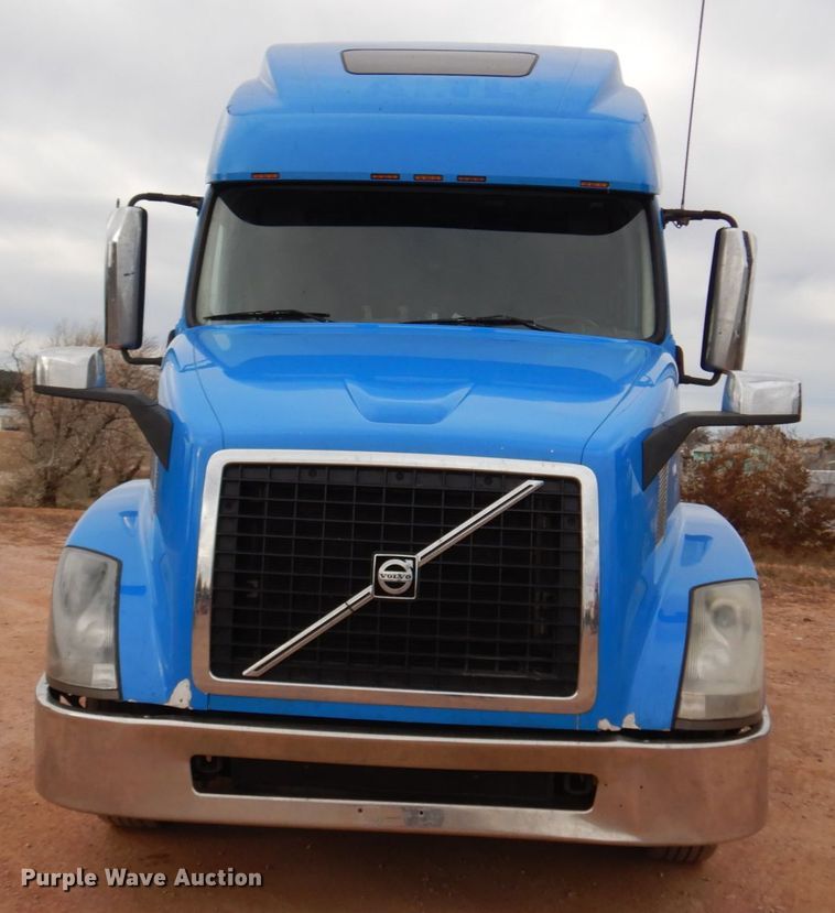 image for item DM5331 2013 Volvo VN  semi truck